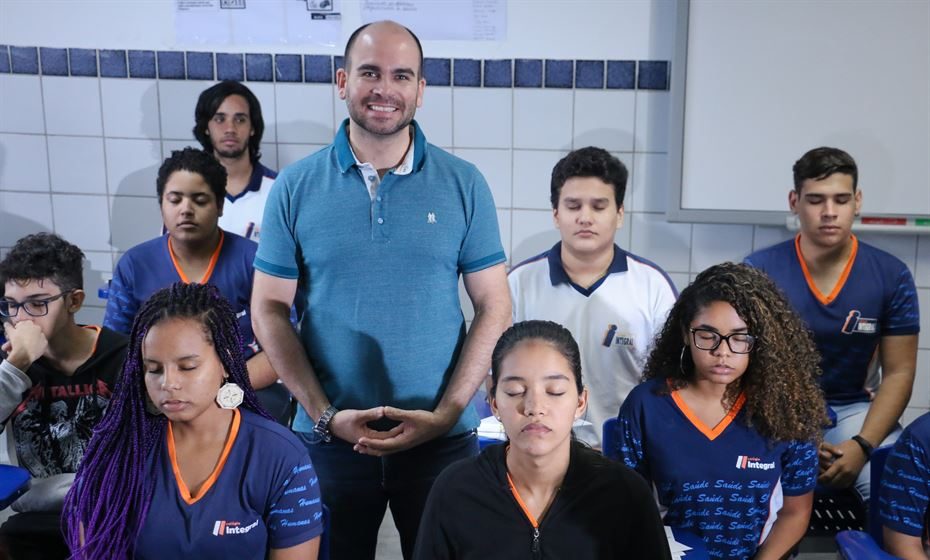 Felipe Lapa de pé com uma turma do Colégio Integral, em meditação