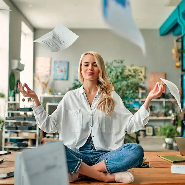 Mindfulness no Trabalho, Mulher Meditando no Trabalho